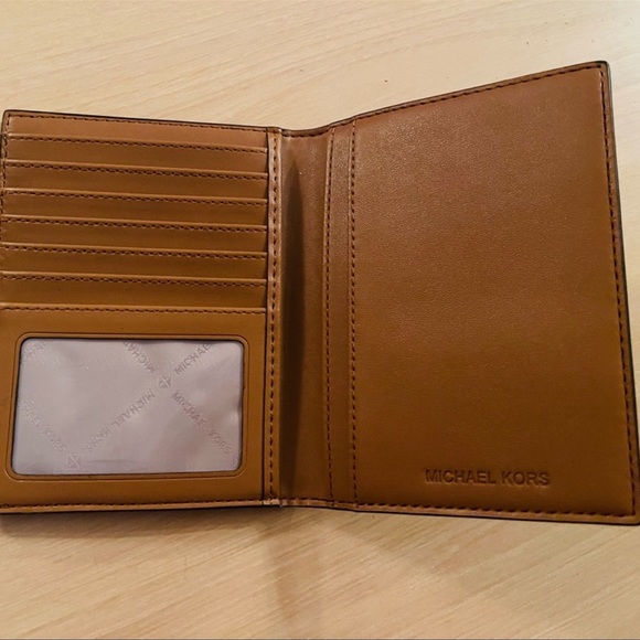 New 
Michael Kors passport holder - Picture 2 of 4